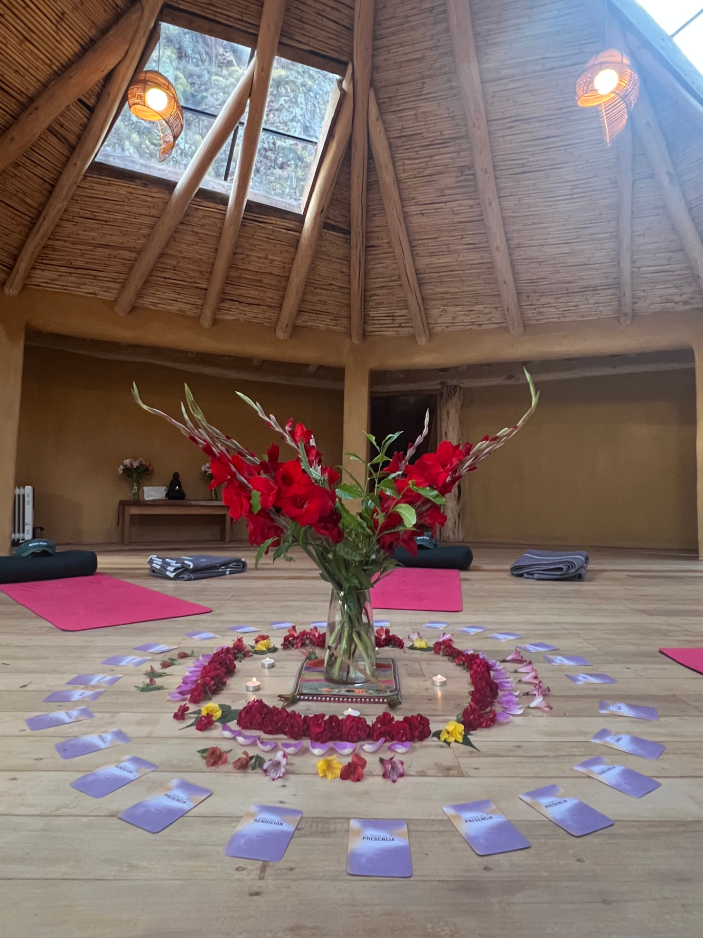 Shala del retiro con un mandala de flores en el suelo