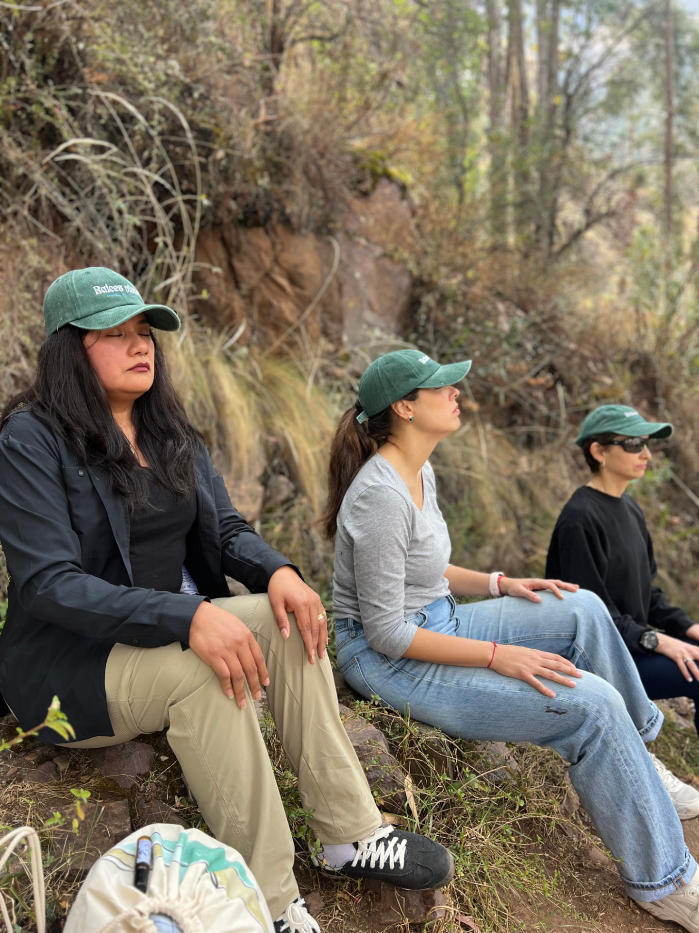 Grupo meditando al aire libre en la naturaleza