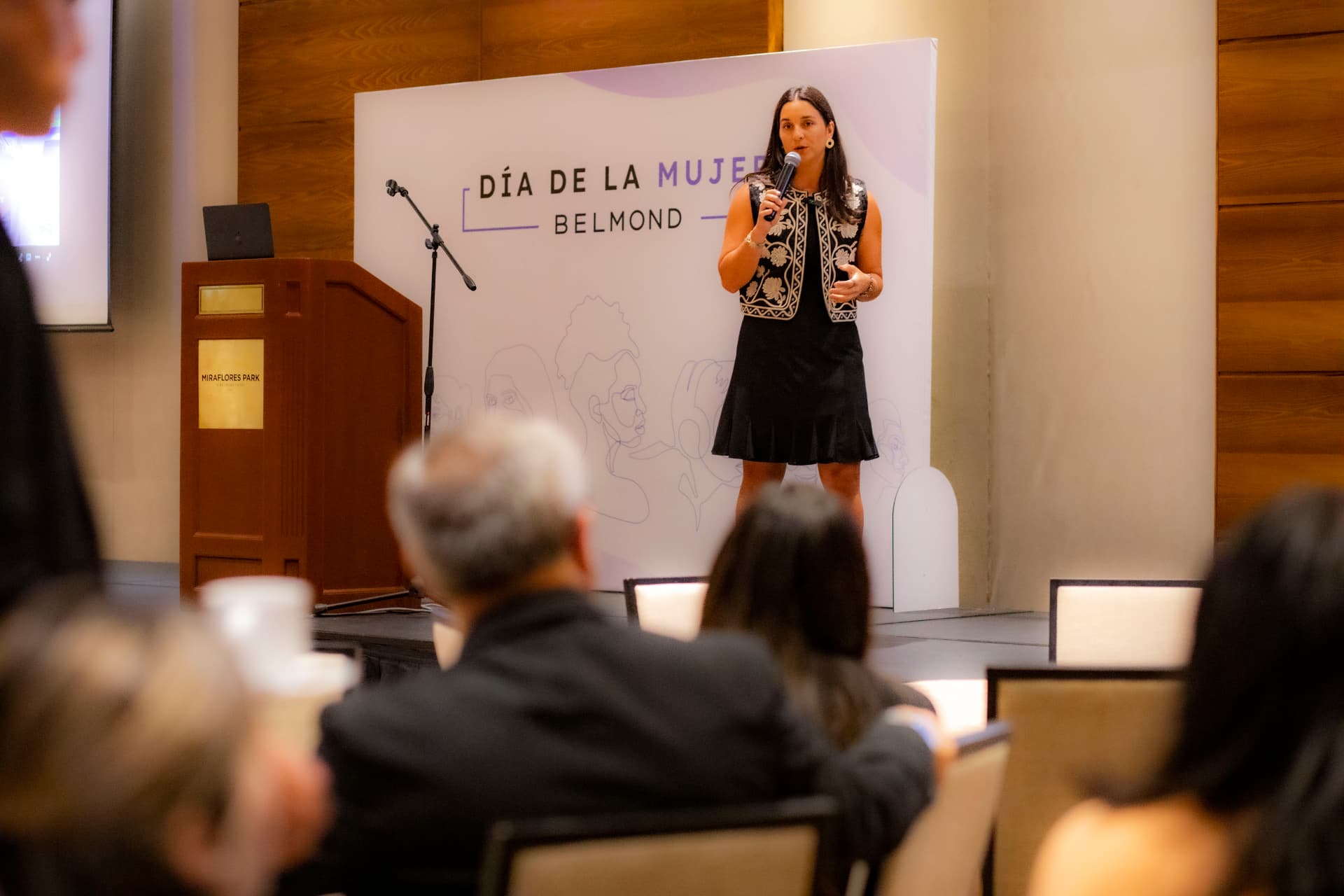 Domenica Vallejo compartiendo en un evento de liderazgo y bienestar